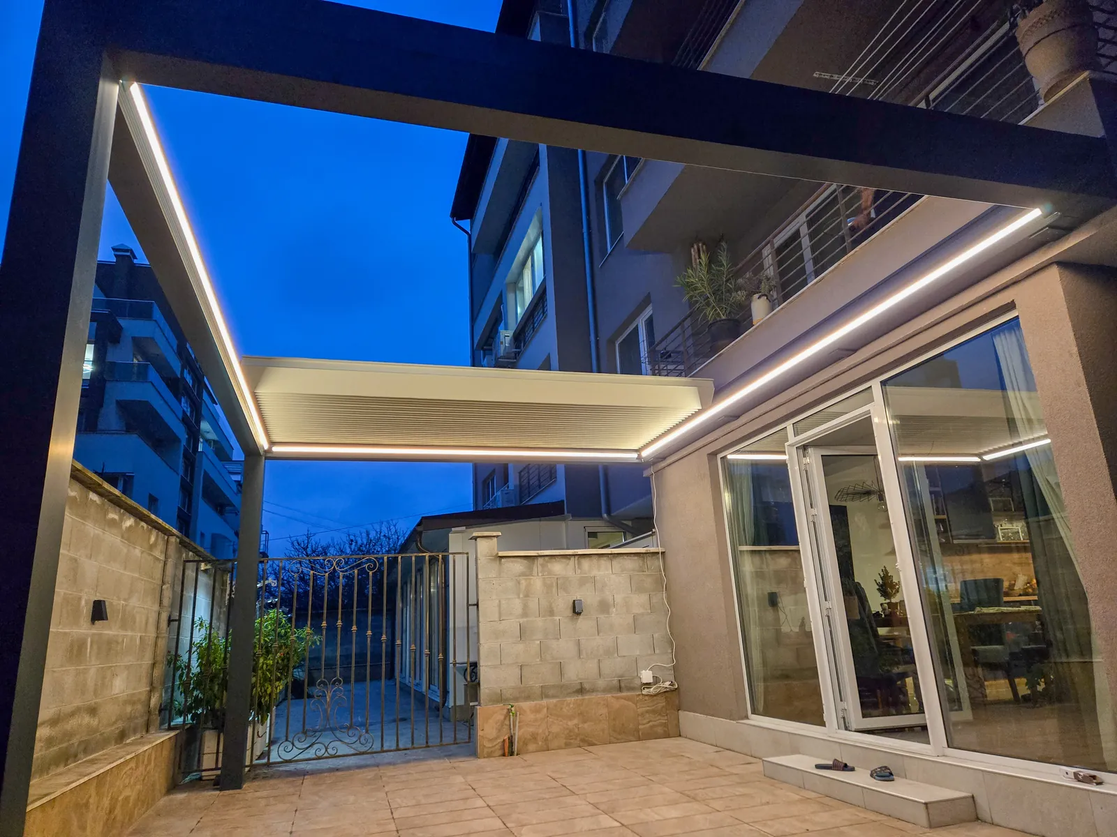 Pergola bioclimatica con vetrata scorrevole — 1