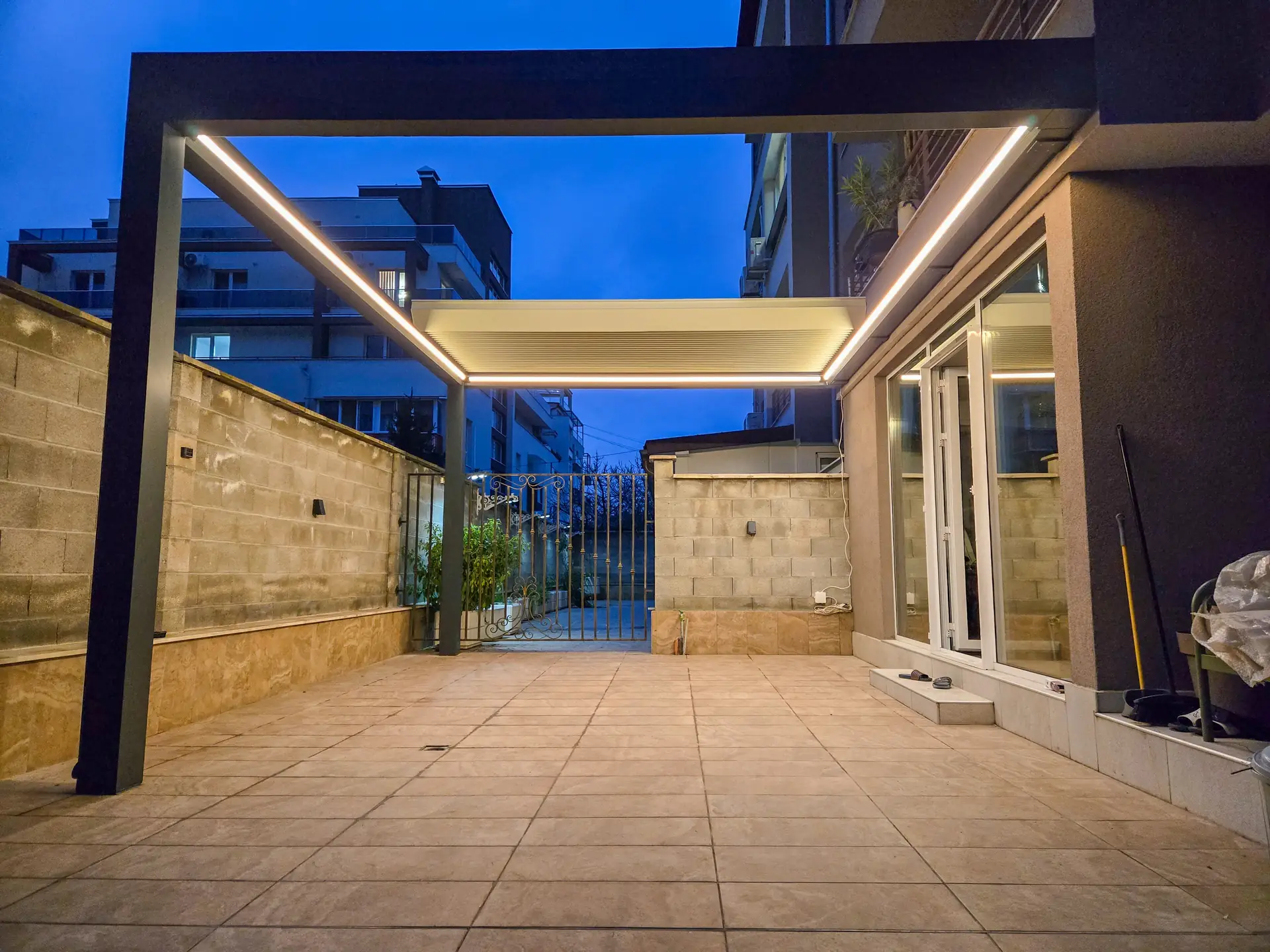Pergola bioclimatica con vetrata scorrevole — 2