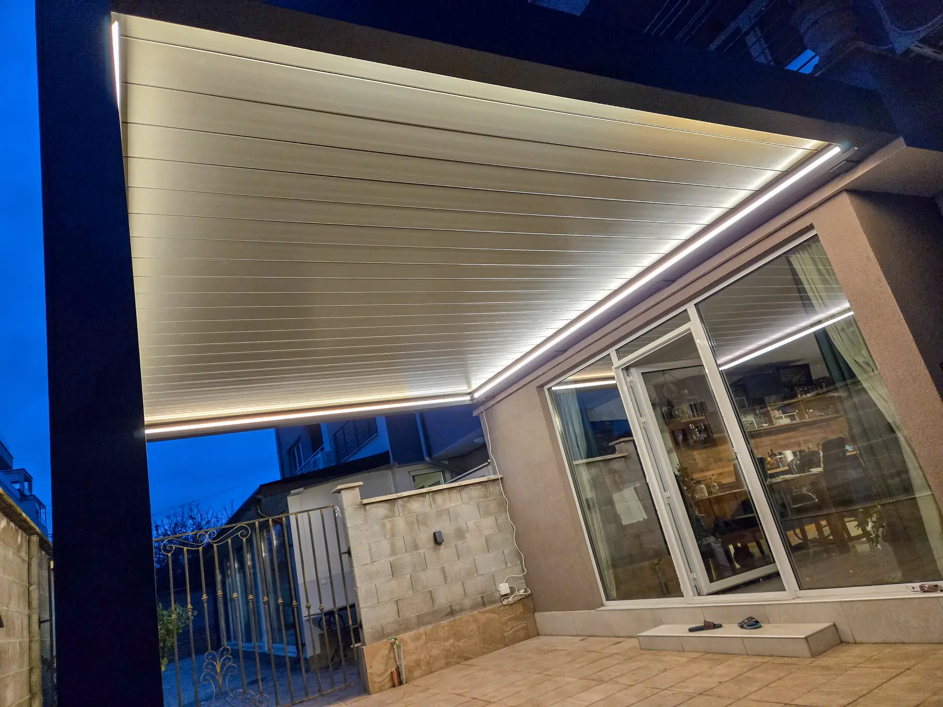 Pergola bioclimatica con vetrata scorrevole — 3