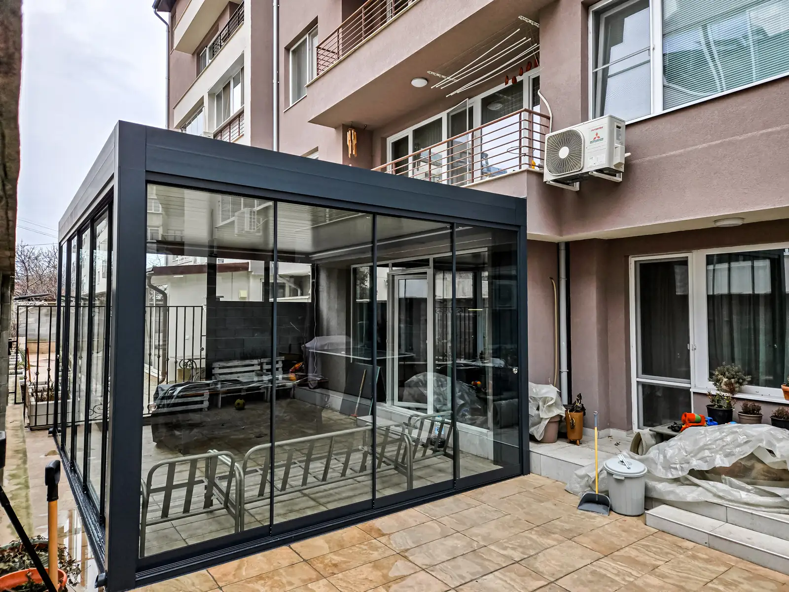 Pergola bioclimatica con vetrata scorrevole — 4