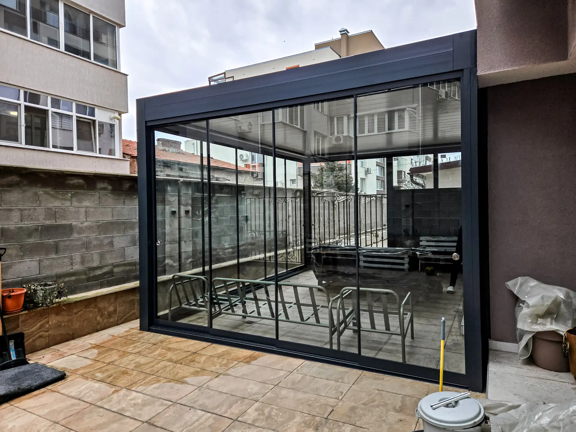 Pergola bioclimatica con vetrata scorrevole — 5