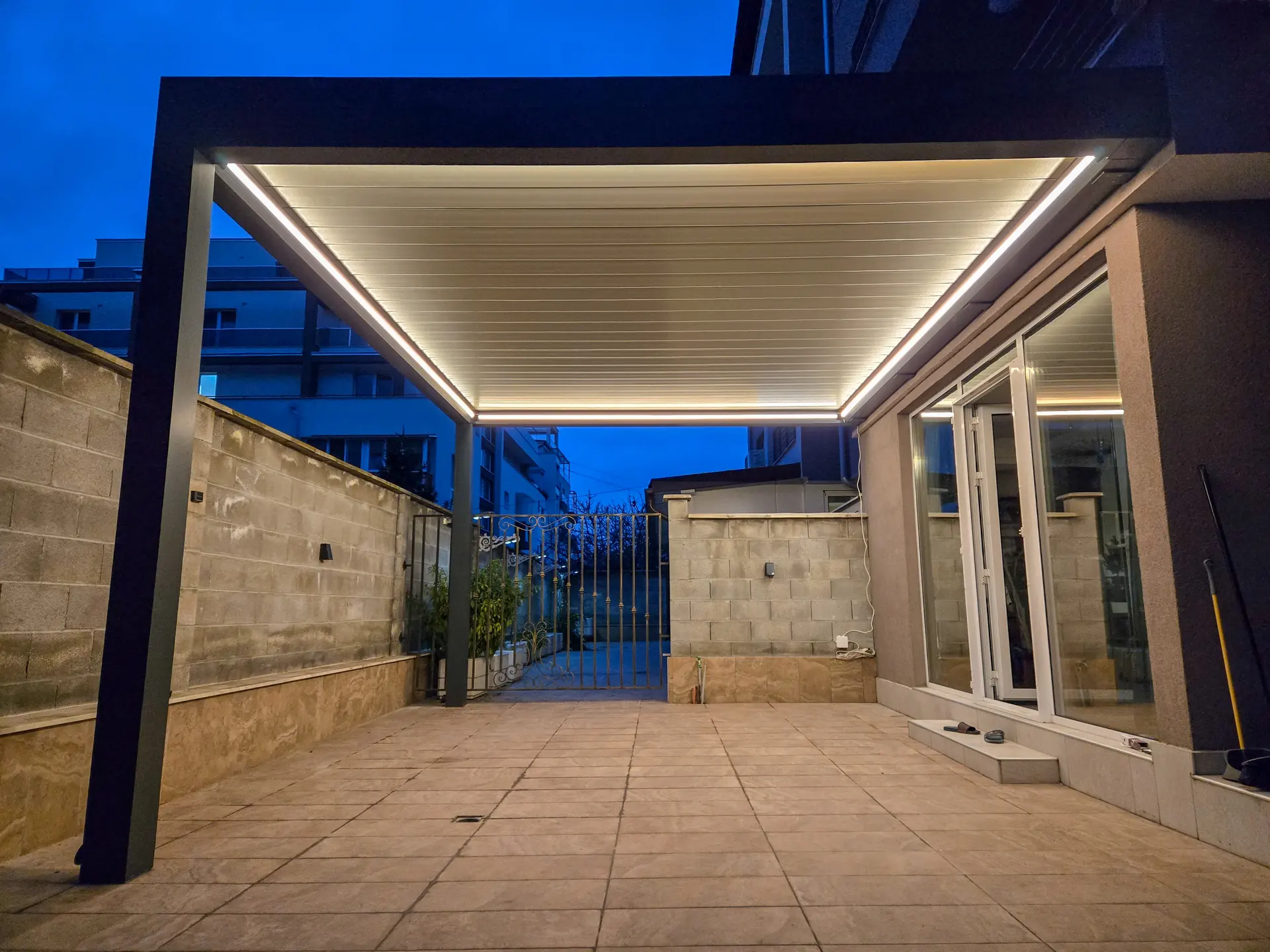 Pergola bioclimatica con vetrata scorrevole