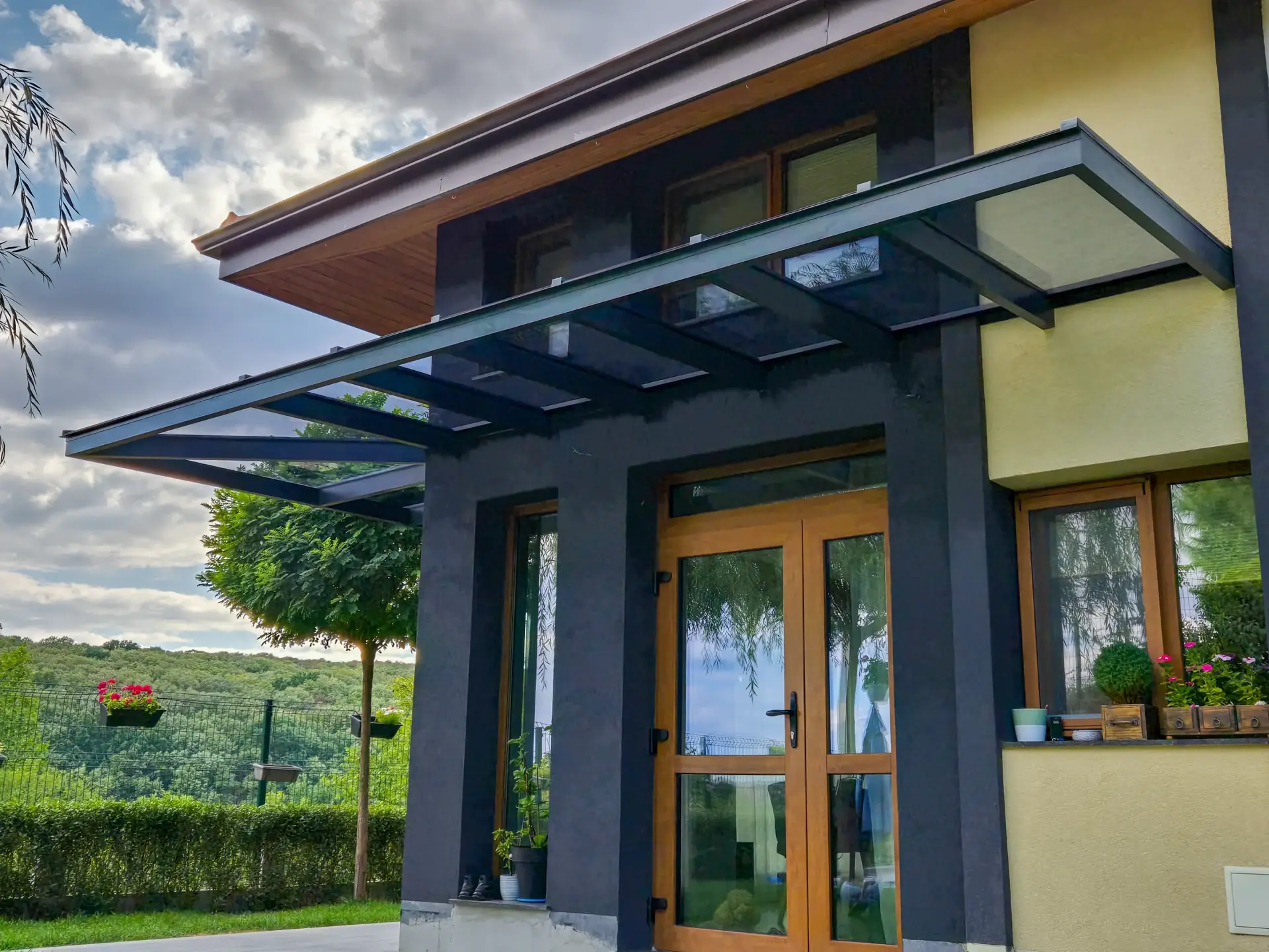 Tettoia autoportante in alluminio per una villa — 3
